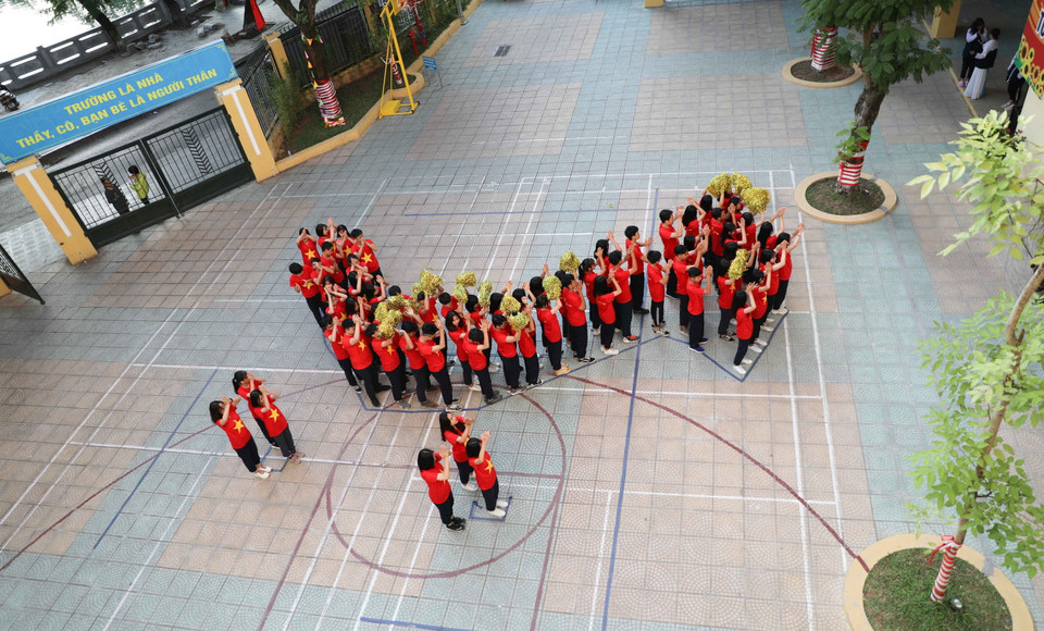 Đây không chỉ là một món quà ý nghĩa gửi tới các thầy, cô mà còn góp phần tuyên truyền, giáo dục cho thế hệ trẻ về lòng yêu nước, tình yêu biển đảo; khơi dậy tình cảm và ý thức trách nhiệm của tuổi trẻ trong việc gìn giữ chủ quyền biển đảo quê hương. (Ảnh: Thanh Tùng/TTXVN)