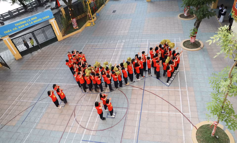 Đây không chỉ là một món quà ý nghĩa gửi tới các thầy, cô mà còn góp phần tuyên truyền, giáo dục cho thế hệ trẻ về lòng yêu nước, tình yêu biển đảo; khơi dậy tình cảm và ý thức trách nhiệm của tuổi trẻ trong việc gìn giữ chủ quyền biển đảo quê hương. (Ảnh: Thanh Tùng/TTXVN)