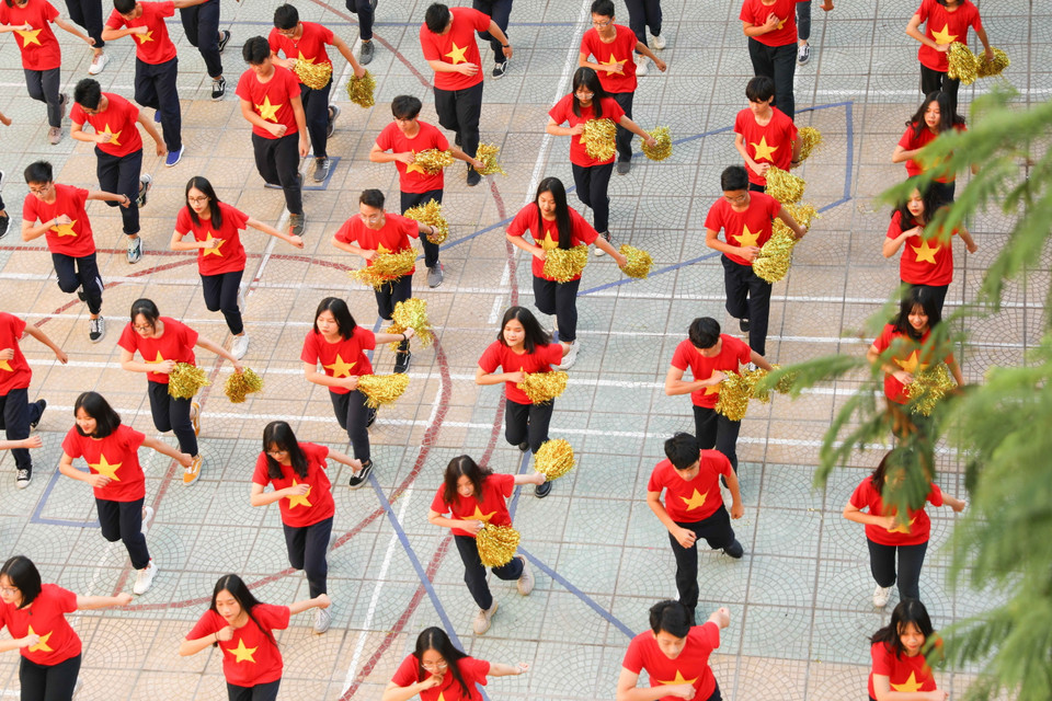 Học sinh Trường Trung học phổ thông Trần Nhân Tông nhảy flashmob trên nền nhạc ''Bay qua Biển Đông'' - món quà tinh thần gửi tặng các thầy cô nhân ngày 20/11. (Ảnh: Thanh Tùng/TTXVN)