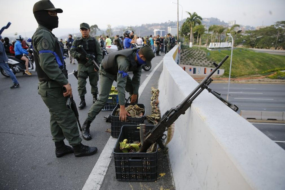 Họ lập các chốt vũ trang quanh căn cứ không quân La Carlota ở Caracas. (Nguồn: Guardian)