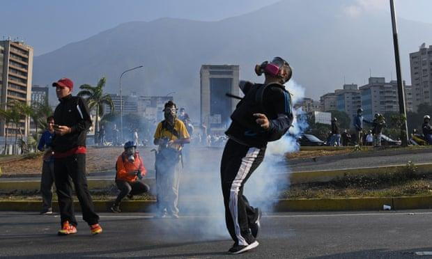 An ninh ủng hộ chính quyền đã bắn hơi cay vào những người ủng hộ ông Guaido. (Nguồn: Guardian)
