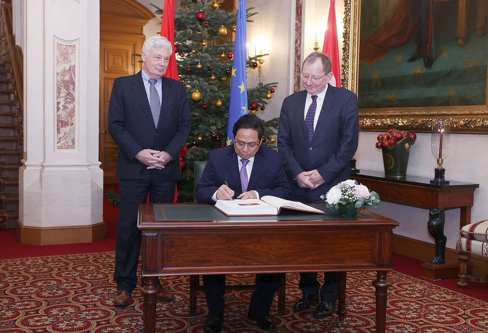 Thủ tướng Phạm Minh Chính viết lưu bút tại Nghị viện Luxembourg. (Ảnh: Dương Giang/TTXVN)