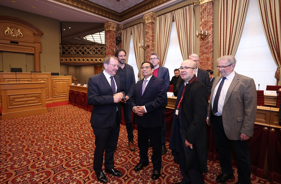Chủ tịch Nghị viện Luxembourg, Fernand Etgen giới thiệu với Thủ tướng Phạm Minh Chính lịch sử, kiến trúc Toà nhà Nghị viện. (Ảnh: Dương Giang/TTXVN)