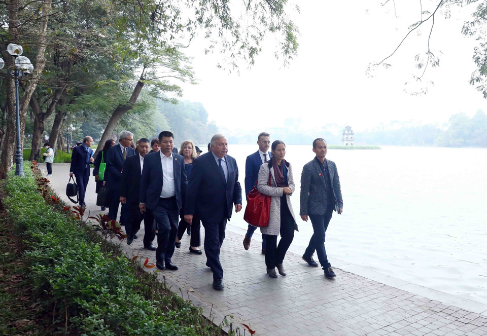 Chủ tịch Thượng viện Cộng hòa Pháp Gérard Larcher tham quan khu vực Hồ Hoàn Kiếm. (Ảnh: Phạm Kiên/TTXVN)