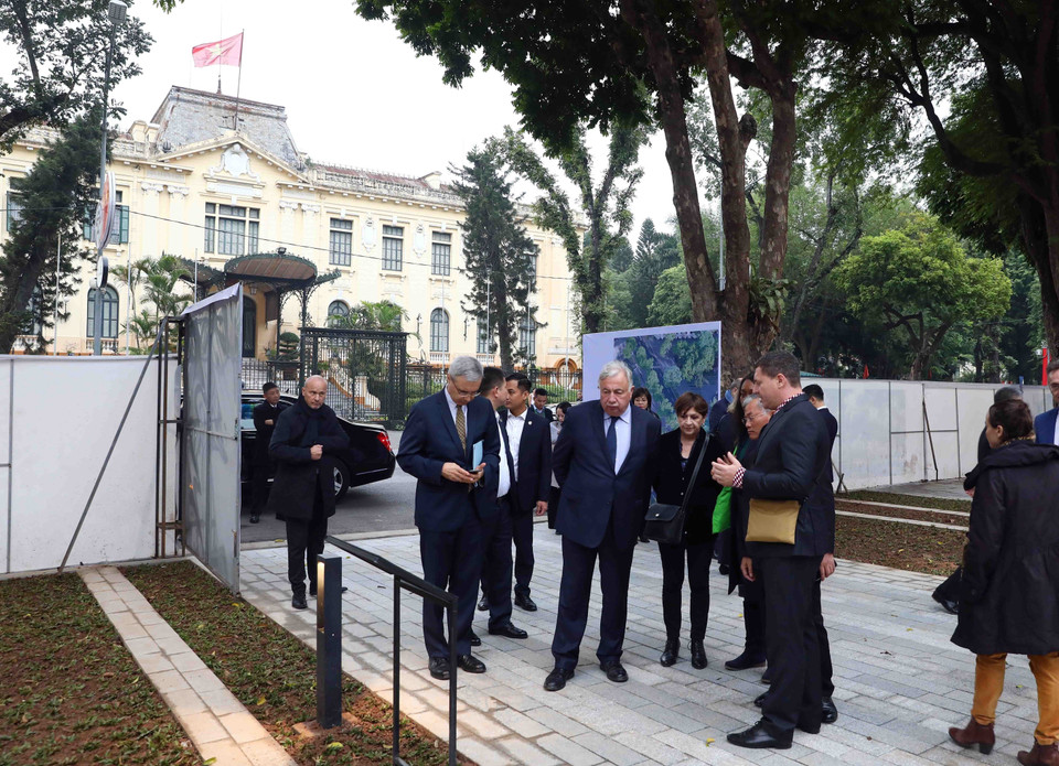 Chủ tịch Thượng viện Cộng hòa Pháp Gérard Larcher thăm quan dự án cải tạo vườn hoa Diên Hồng (dự án hợp tác giữa Hà Nội với vùng Île-de-France, Pháp). (Ảnh: Phạm Kiên/TTXVN)