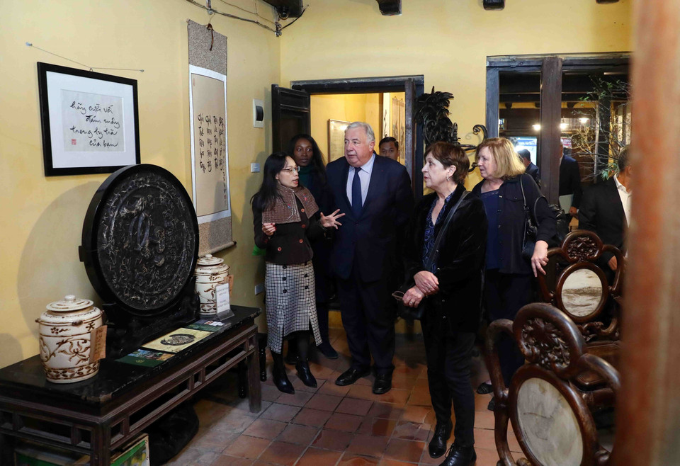 Chủ tịch Thượng viện Cộng hòa Pháp Gérard Larcher nghe giới thiệu về nhà số 87 Mã Mây, phường Hàng Buồm, quận Hoàn Kiếm. (Ảnh: Phạm Kiên/TTXVN)