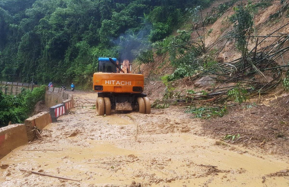 Khẩn trương thông tuyến Quốc lộ 217 lên Quan Sơn. (Ảnh: Trịnh Duy Hưng/TTXVN) 