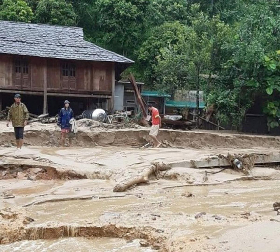 Mưa lũ gây thiệt hại nặng nề tại huyện Quan Sơn, tỉnh Thanh Hóa. (Ảnh: TTXVN phát)