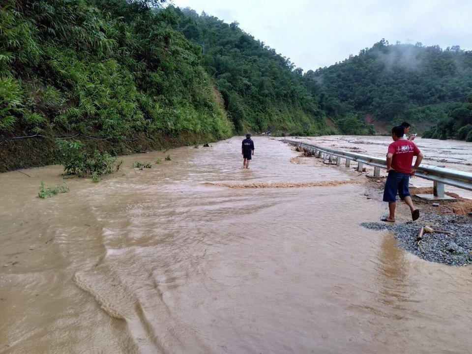 Quốc lộ 15C đi Quan Hóa bị ngập nước khiến giao thông đi lại khó khăn. (Ảnh: Trịnh Duy Hưng/TTXVN) 