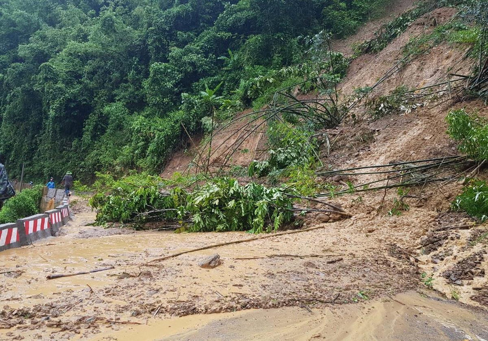 Tuyến Quốc lộ 217 lên Quan Sơn bị sạt lở nghiêm trọng khiến giao thông đi lại bị ách tắc. (Ảnh: Trịnh Duy Hưng/TTXVN) 