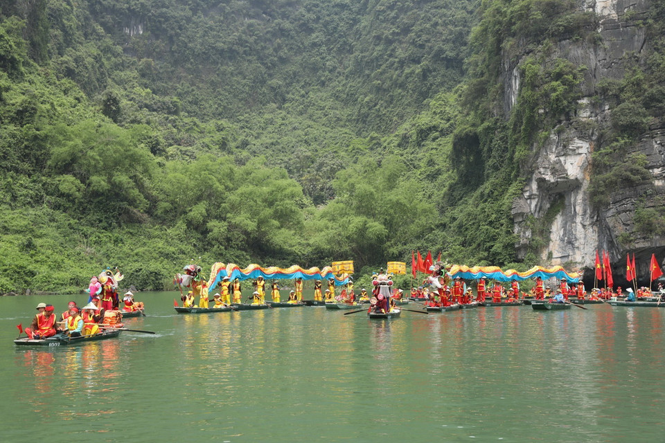 Lễ hội Tràng An 2024 được tổ chức để tưởng nhớ, tri ân Đức Thánh Quý Minh Đại Vương - một trong những vị thần được thờ tụng theo tín ngưỡng dân gian, là người có công trấn ải Sơn Nam bảo vệ bờ cõi đất nước, (thuộc Hoa Lư tứ trấn) thời Hùng Vương thứ 18, ngày nay gọi là Cố đô Hoa Lư. (Ảnh: Đức Phương/TTXVN)