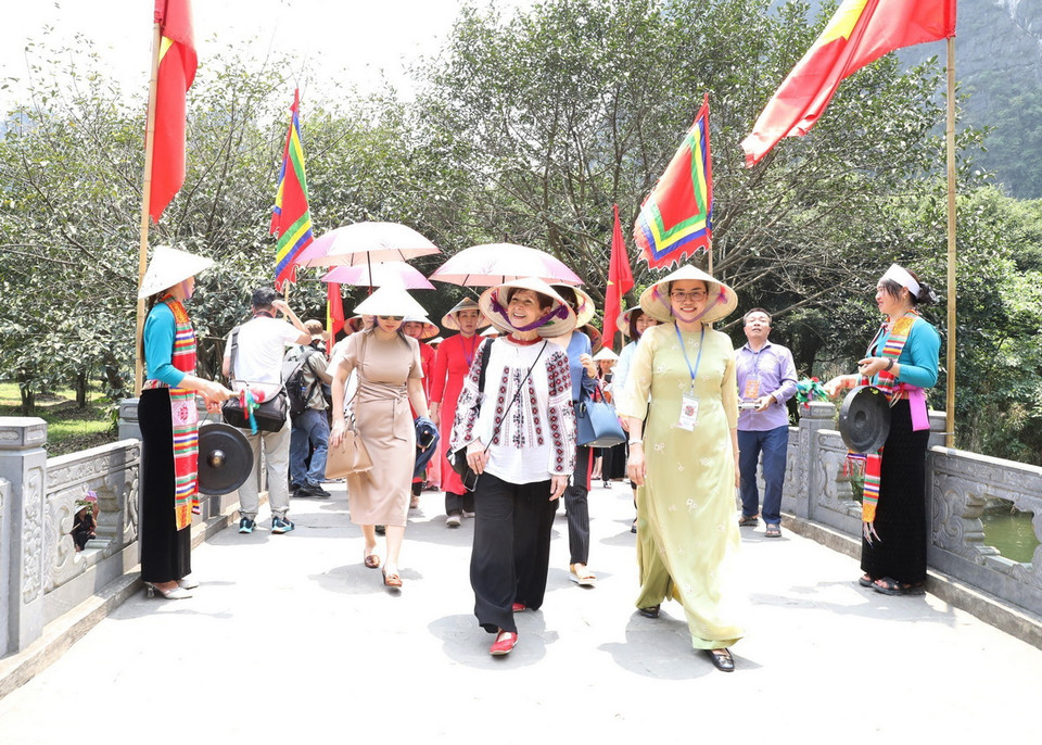 Bà Simona-Mirela Miculescu, Chủ tịch Đại hội đồng UNESCO lần thứ 42 (giữa) ấn tượng với vẻ đẹp đặc sắc của Di sản Tràng An. (Ảnh: Đức Phương/TTXVN)