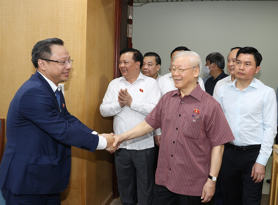 Tổng Bí thư Nguyễn Phú Trọng với các đại biểu dự hội nghị xúc cử tri. (Ảnh: Trí Dũng/TTXVN)