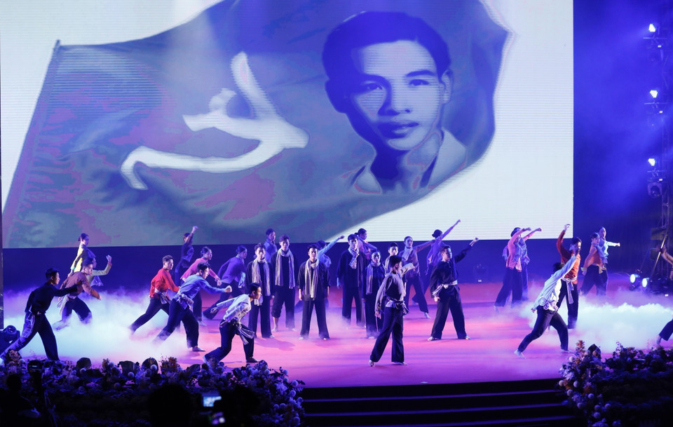 Một tiết mục tại chương trình nghệ thuật kỷ niệm 100 năm Ngày sinh Thủ tướng Võ Văn Kiệt. (Ảnh: Dương Giang/TTXVN)