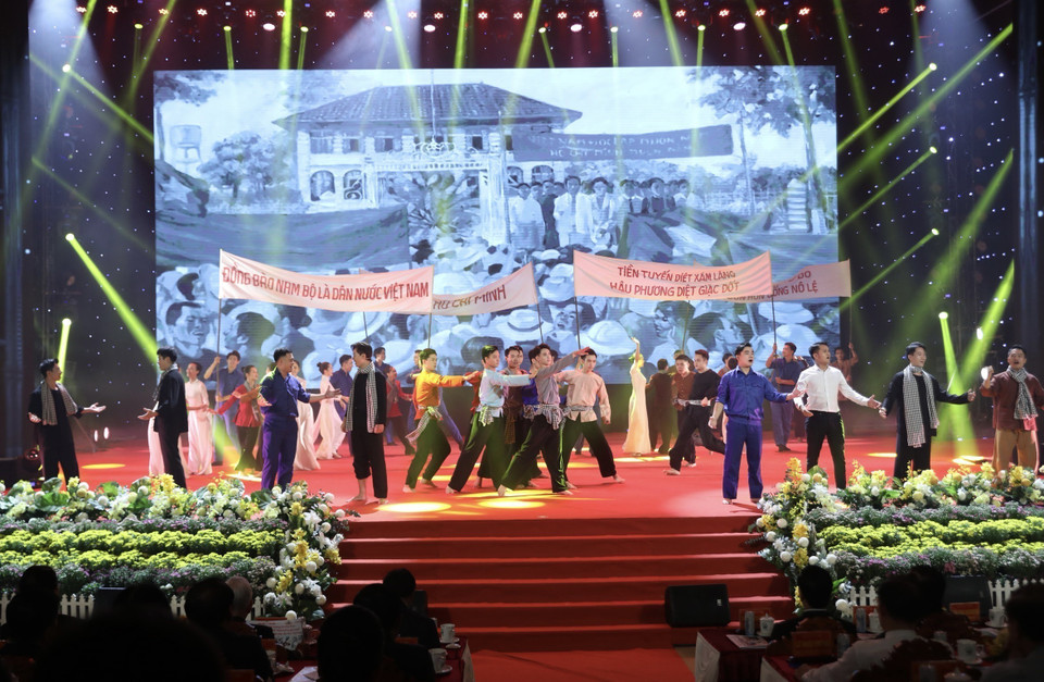 Chương trình nghệ thuật kỷ niệm 100 năm Ngày sinh Thủ tướng Võ Văn Kiệt. (Ảnh: Dương Giang/TTXVN)