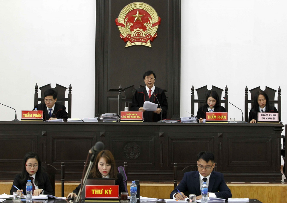 Thẩm phán Ngô Hồng Phúc đọc cáo trạng tại phiên tòa. (Ảnh: TTXVN)