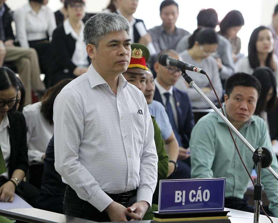 Bị cáo Nguyễn Xuân Sơn, cựu Tổng giám đốc Oceanbank trả lời Hội đồng xét xử tại phần kiểm tra căn cước. (Ảnh: TTXVN)