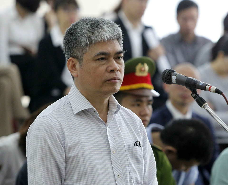 Bị cáo Nguyễn Xuân Sơn, cựu Tổng giám đốc Oceanbank trả lời Hội đồng xét xử tại phần kiểm tra căn cước. (Ảnh: TTXVN)