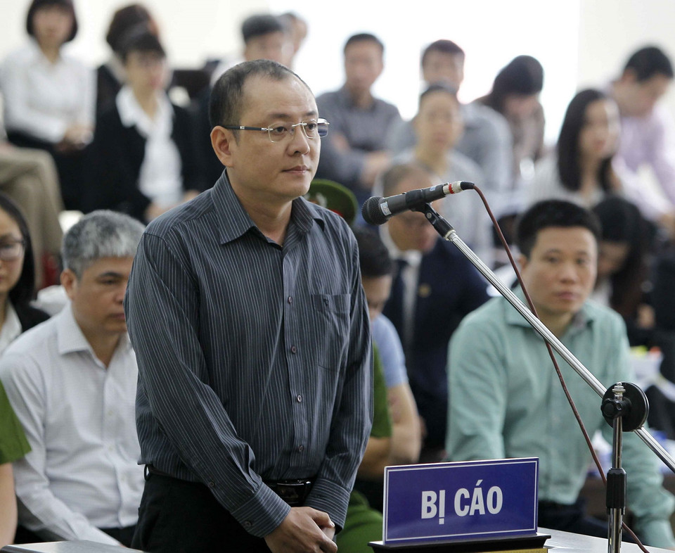 Bị cáo Nguyễn Văn Hoàn trả lời Hội đồng xét xử tại phần kiểm tra căn cước. (Ảnh: TTXVN)