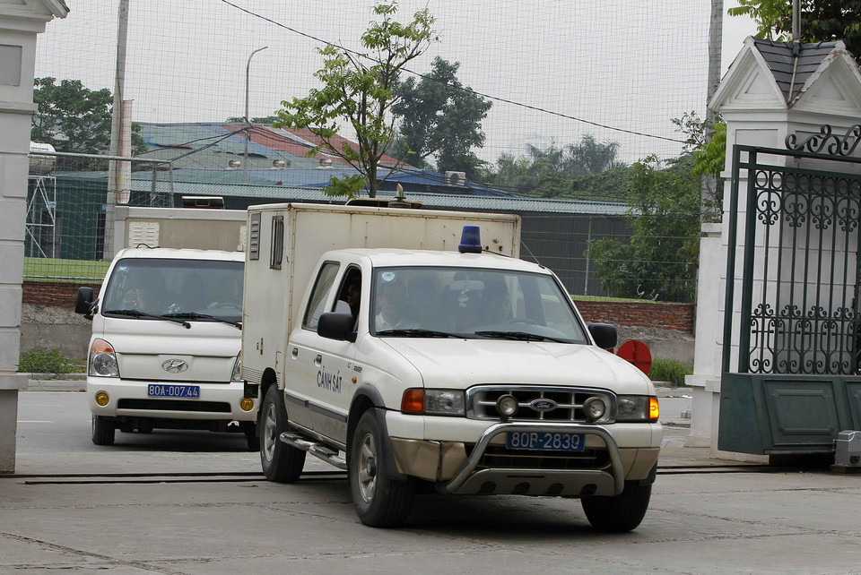 Xe cảnh sát dẫn giải các bị cáo tới tòa. (Ảnh: Văn Điệp/TTXVN)