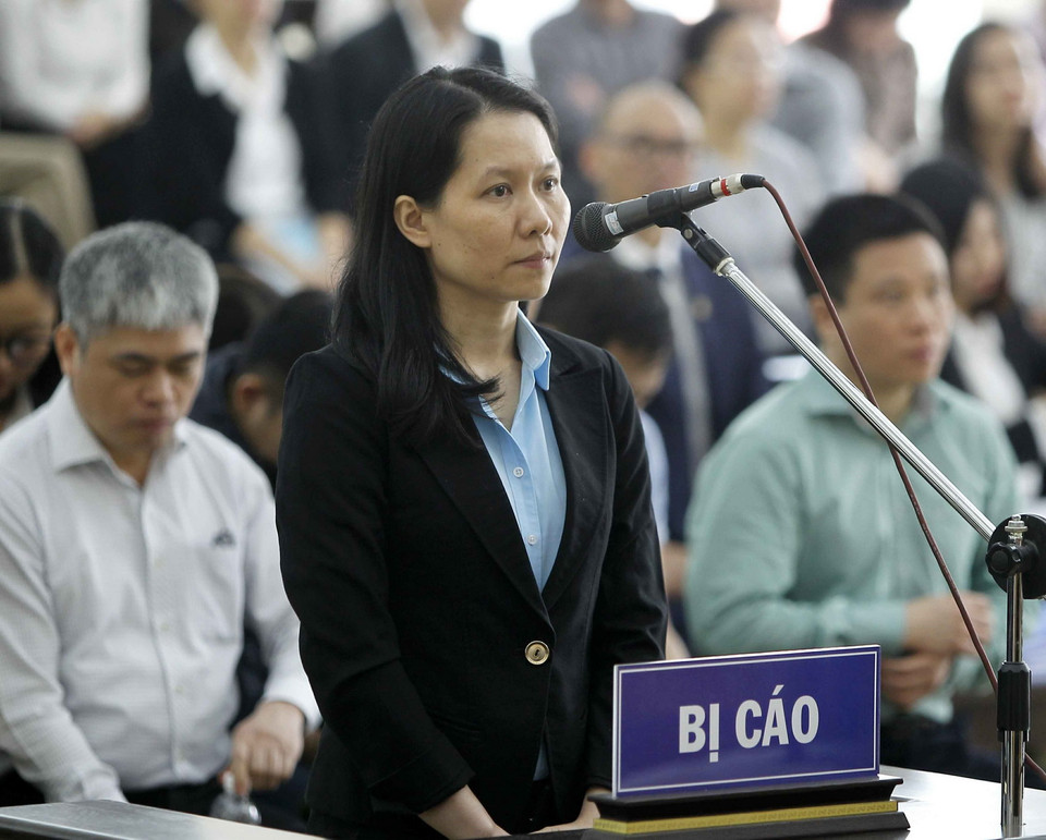 Bị cáo Nguyễn Minh Thu trả lời Hội đồng xét xử tại phần kiểm tra căn cước. (Ảnh: TTXVN)