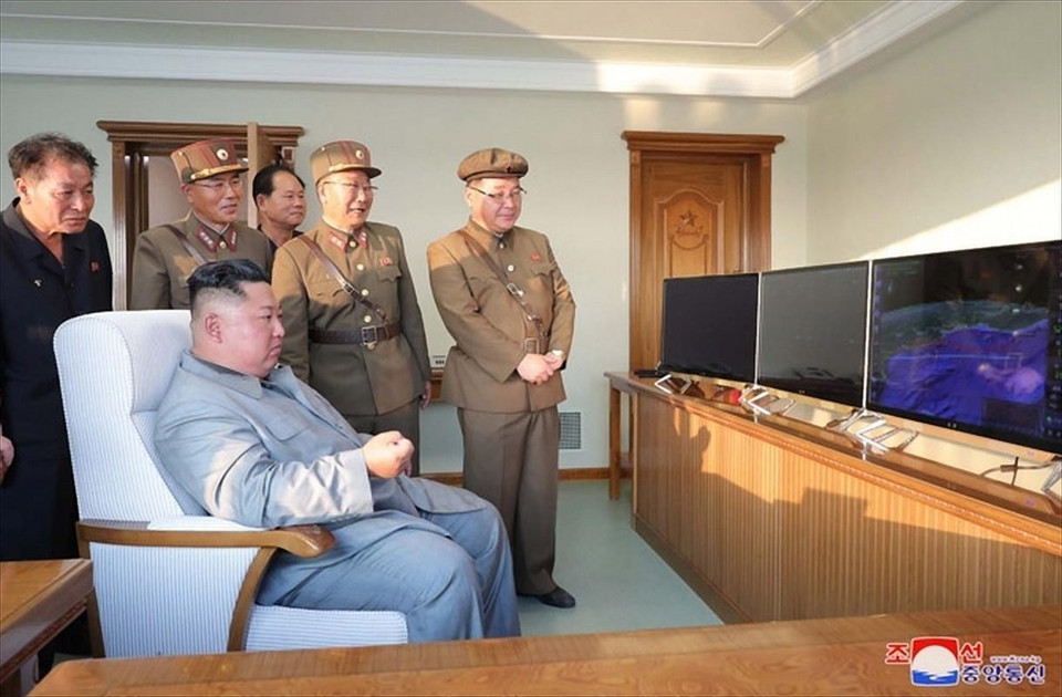 CChỉ trong một tuần, Triều Tiên đã ba lần phóng các vật thể bay được cho là tên lửa đạn đạo tầm ngắn. Các vụ phóng ngày 25/7, 31/7 và 2/8 diễn ra trong bối cảnh Triều Tiên và Mỹ vẫn chưa thể tổ chức đối thoại phi hạt nhân hóa ở cấp chuyên viên như lãnh đạo hai nước từng nhất trí trong cuộc gặp bất ngờ ở làng đình chiến Panmunjom ngày 30/6 vừa qua. Trong ảnh: Nhà lãnh đạo Triều Tiên Kim Jong-un (trái, phía trước) thị sát một vụ phóng tên lửa chiến thuật mới tại thị trấn ven biển phía Đông Wonsan ngày 25/7. (Ảnh: Yonhap/TTXVN)