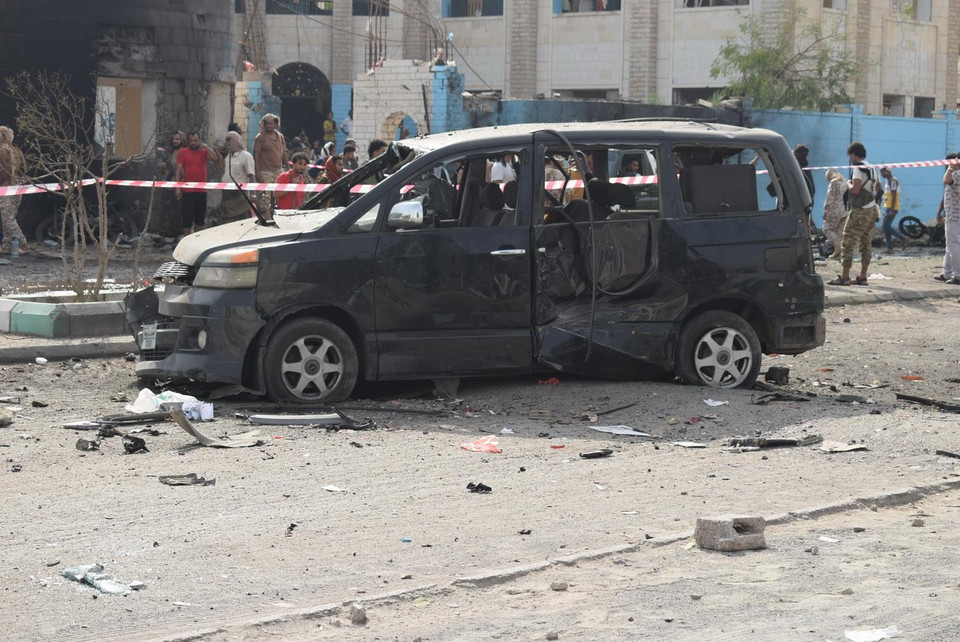 Gần 40 người đã thiệt mạng và hàng chục người bị thương trong hai vụ tấn công xảy ra ngày 1/8/2019 tại thành phố Aden ở miền Nam Yemen. Trong ảnh: Lực lượng an ninh được triển khai tại hiện trường vụ tấn công ở Aden, Yemen, ngày 1/8. (Ảnh: AFP/TTXVN)