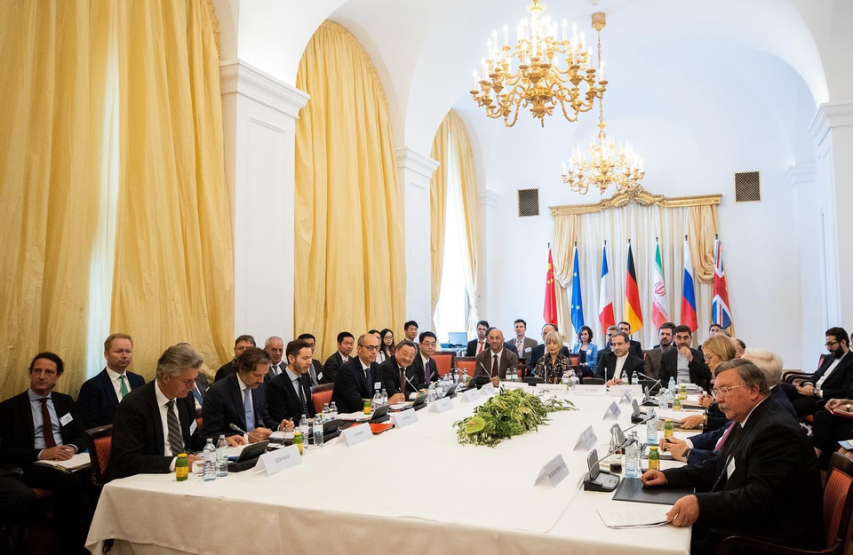 Đại diện các quốc gia còn lại trong thỏa thuận hạt nhân Iran 2015, còn gọi là Kế hoạch Hành động chung toàn diện (JCPOA), gồm Anh, Pháp, Đức, Trung Quốc, Nga và Iran sau cuộc họp khẩn tại Vienna (Áo) ngày 28/7 đã tái khẳng định tiếp tục cam kết duy trì JCPOA. Tuy nhiên, hội nghị lần này vẫn chưa thực sự mang lại điều gì mới mẻ, chưa thấy khả năng thế bế tắc sớm được tháo gỡ để cứu thỏa thuận đang thoi thóp. (Ảnh: AFP/TTXVN)
