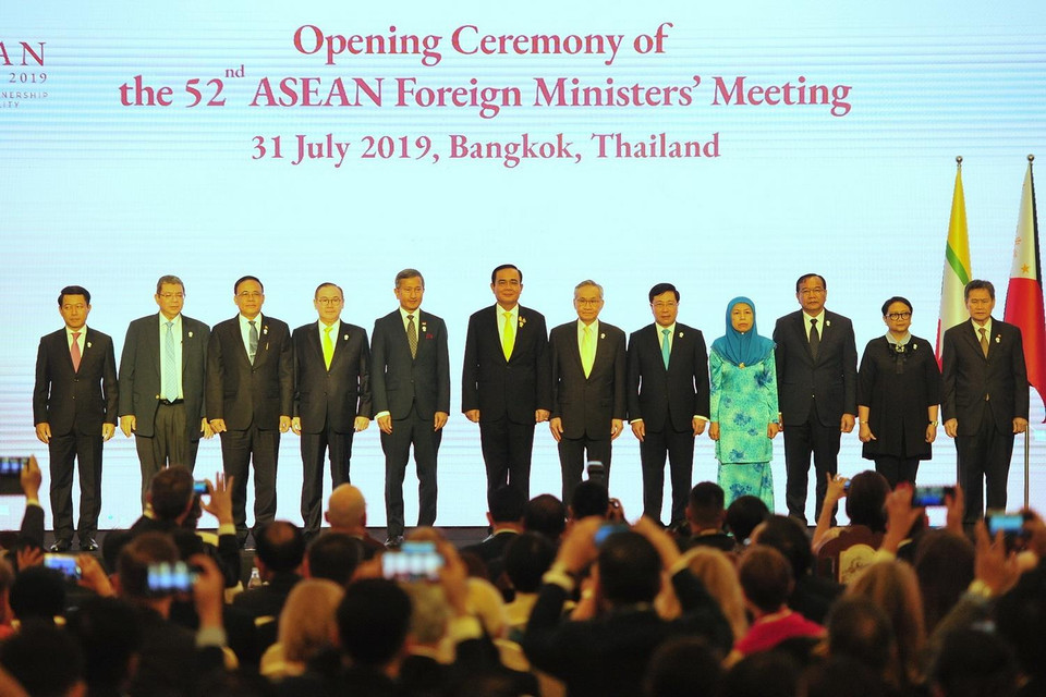 Ngày 31/7, Hội nghị Bộ trưởng Ngoại giao ASEAN lần thứ 52 (AMM-52) và các Hội nghị liên quan đã chính thức khai mạc tại Bangkok, Thái Lan. Phó Thủ tướng, Bộ trưởng Ngoại giao Phạm Bình Minh (thứ 5, phải) dẫn đầu đoàn đại biểu Việt Nam tham dự Hội nghị. (Ảnh: THX/TTXVN)