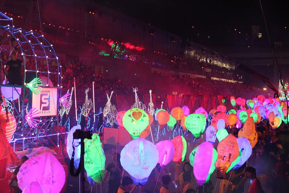 Màu sắc và ánh sáng tràn ngập khu vực F1 Pit Building.