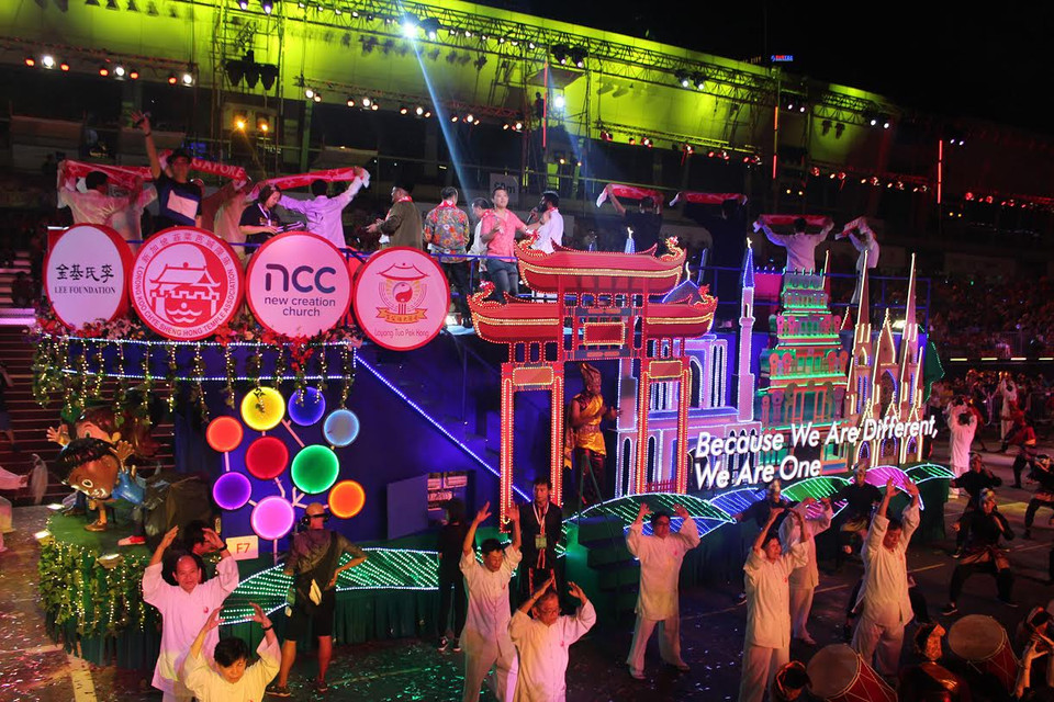 Các đoàn tham gia lễ diễu hành tại khu vực F1 Pit Building.