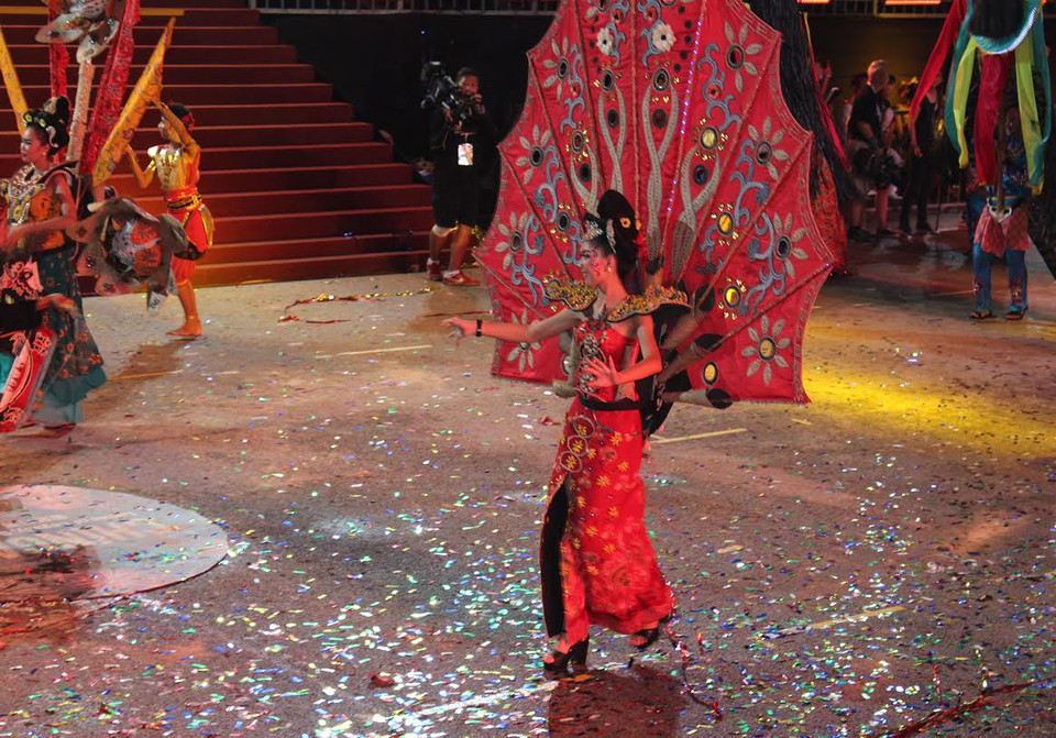 Các đoàn tham gia lễ diễu hành tại khu vực F1 Pit Building.