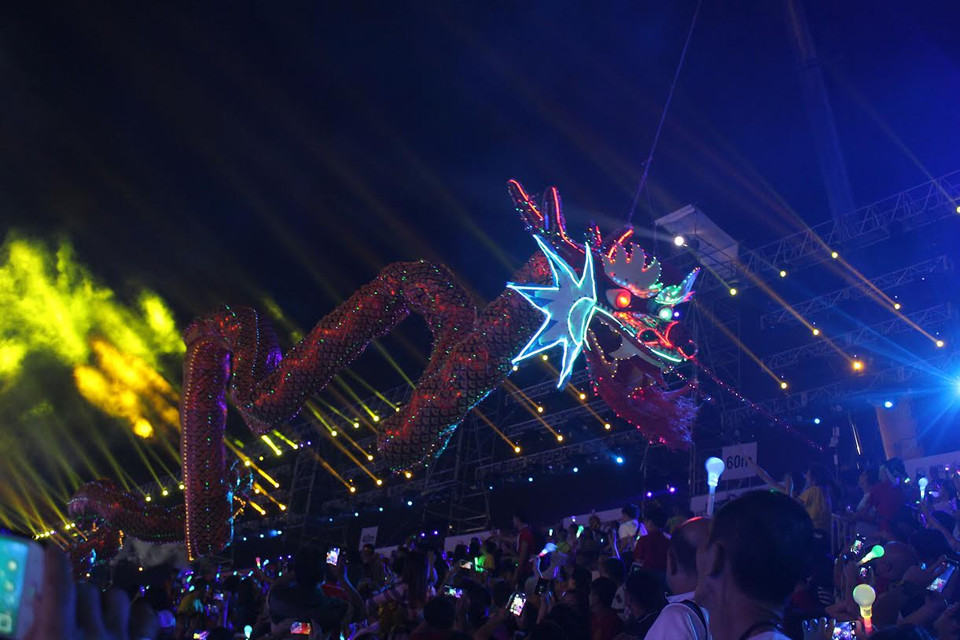 Con rồng khổng lồ của các nghệ sỹ Trung Quốc trong lễ diễu hành.