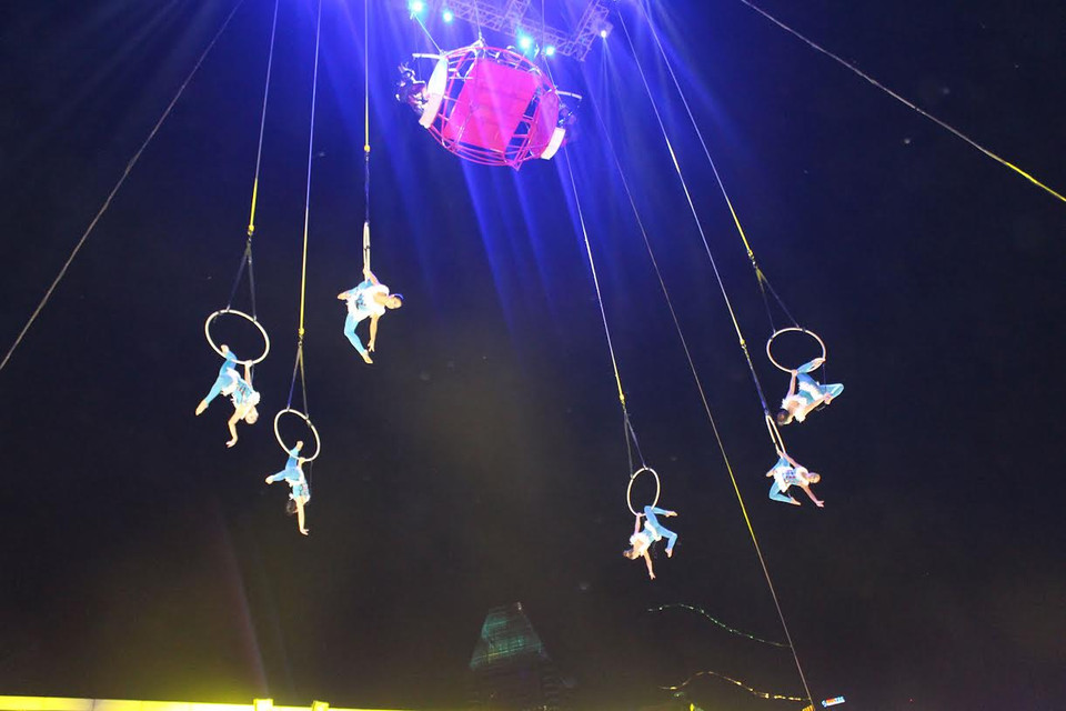 Pha biểu diễn trên cao của các nghệ sỹ trong lễ diễu hành.