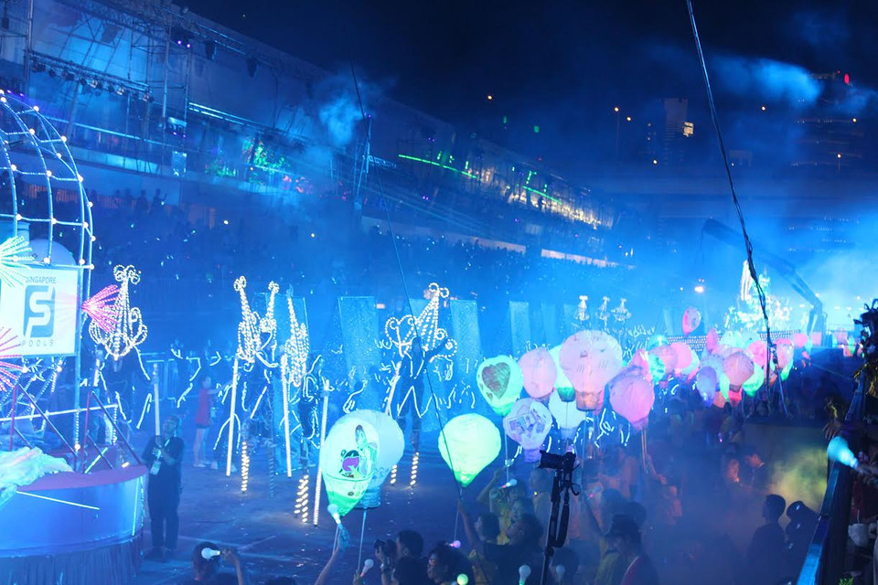 Màu sắc và ánh sáng tràn ngập khu vực F1 Pit Building.