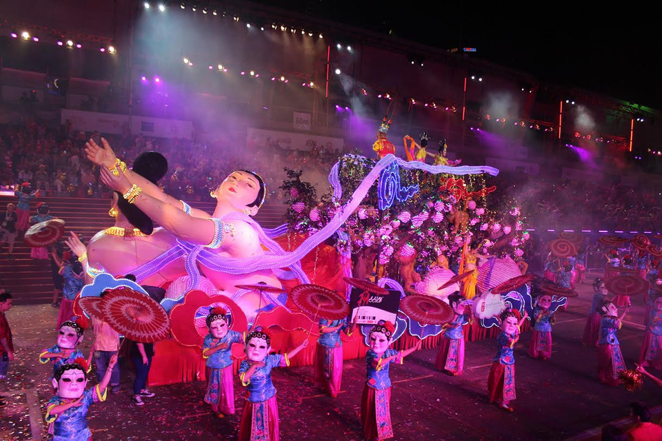 Các đoàn tham gia lễ diễu hành tại khu vực F1 Pit Building.