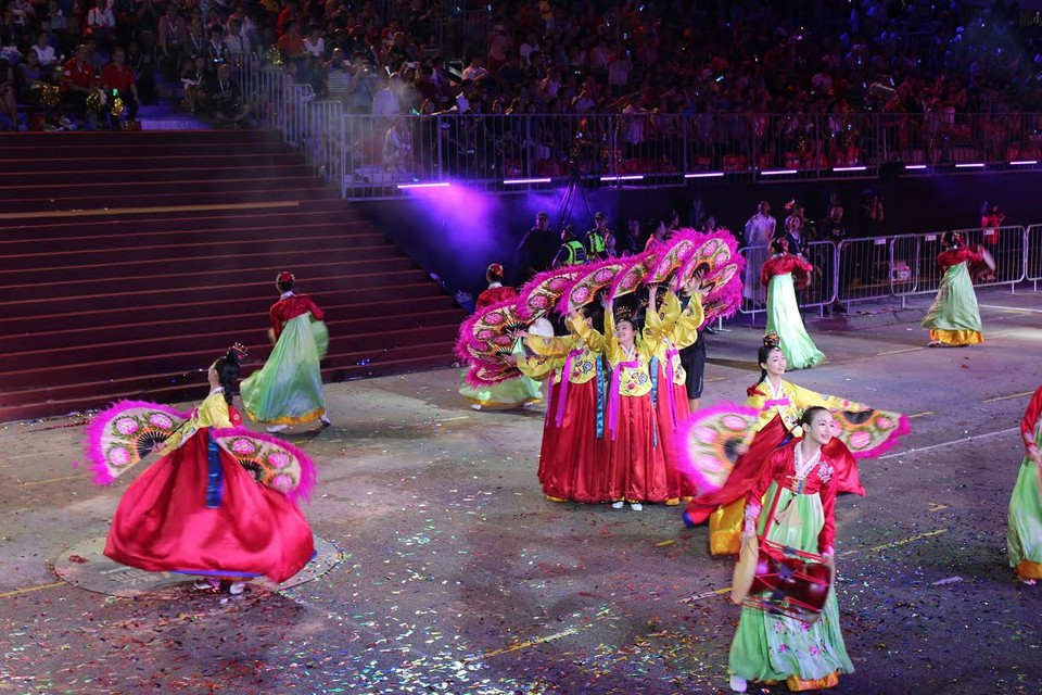 Các cô gái Hàn Quốc tham gia lễ diễu hành tại khu vực F1 Pit Building.