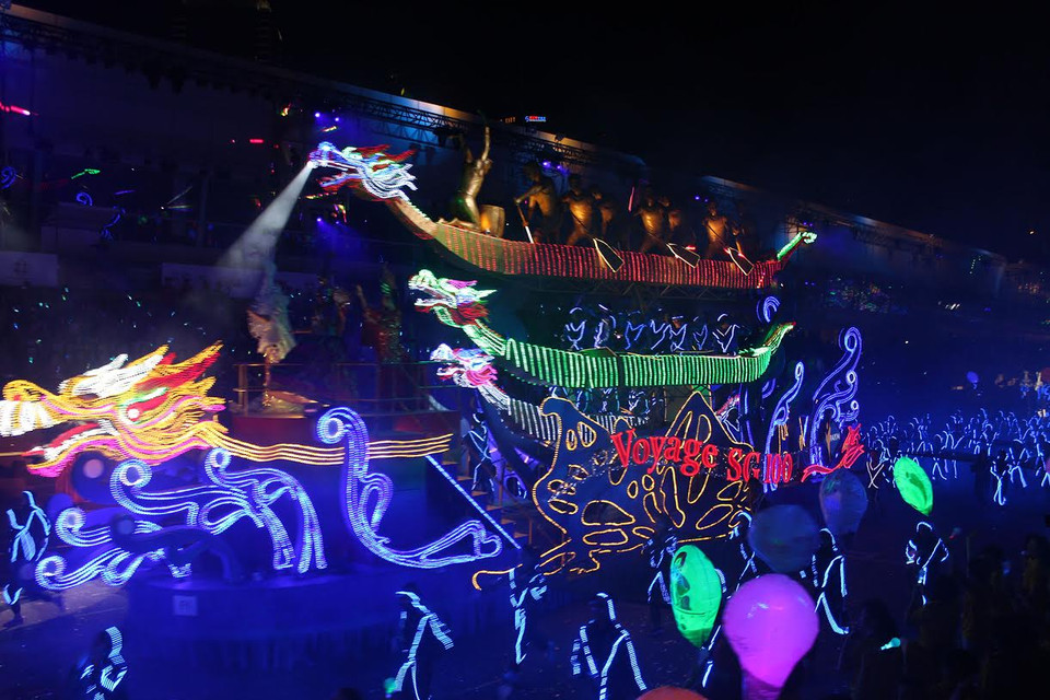 Các đoàn tham gia lễ diễu hành tại khu vực F1 Pit Building.