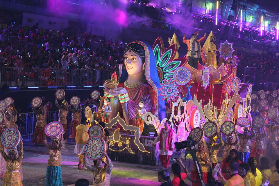 Các đoàn tham gia lễ diễu hành tại khu vực F1 Pit Building.