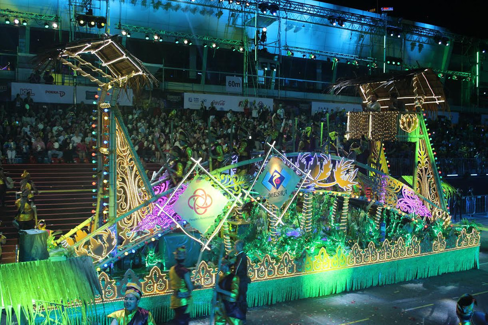 Các đoàn tham gia lễ diễu hành tại khu vực F1 Pit Building.