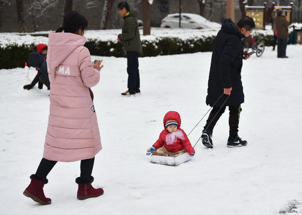 Trẻ em chơi đùa với tuyết tại Bắc Kinh, Trung Quốc. (Ảnh: THX/TTXVN)