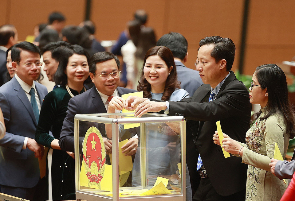 Các đại biểu Quốc hội bỏ phiếu bầu Chủ tịch nước. (Ảnh: TTXVN)