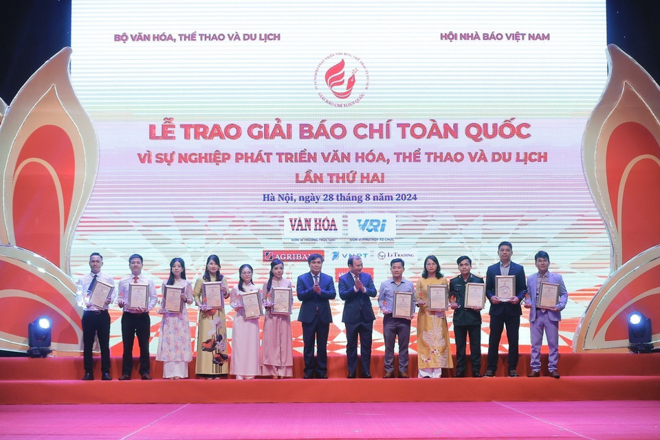 Ban tổ chức trao giải Ba cho các tác giả đoạt giải. (Ảnh: Minh Quyết/TTXVN)