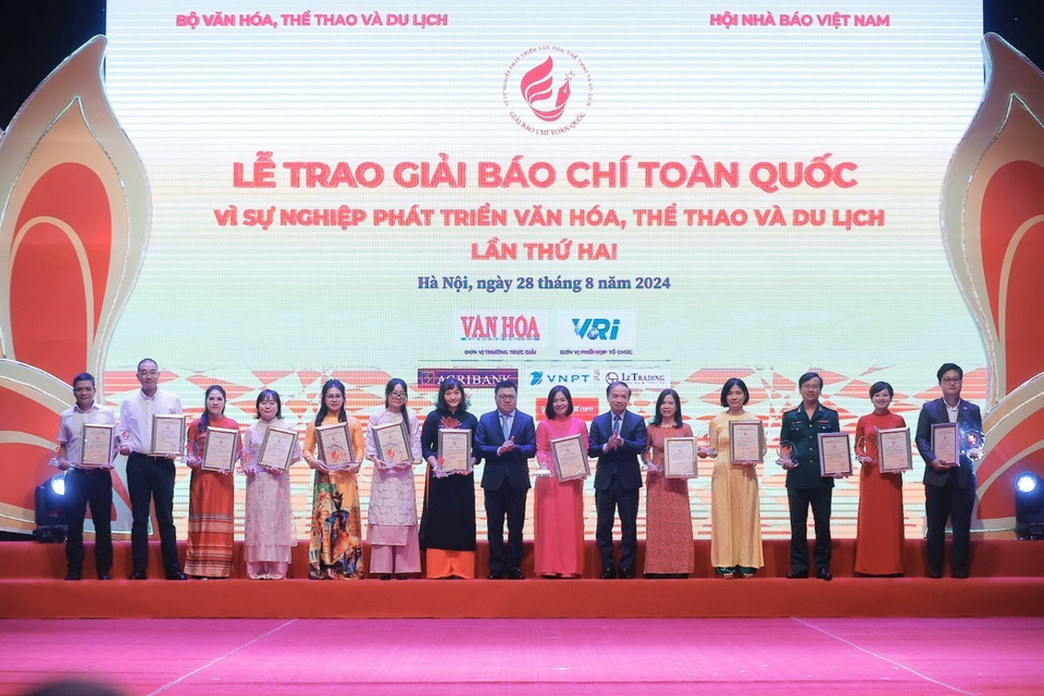Ban tổ chức trao giải Nhì cho các tác giả đoạt giải. (Ảnh: Minh Quyết/TTXVN)