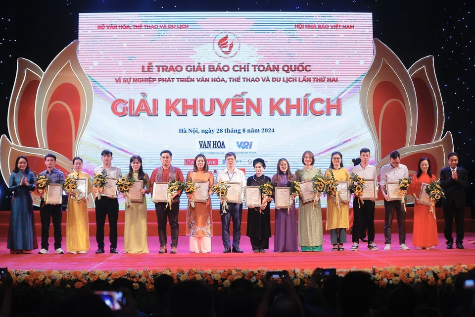 Ban tổ chức trao giải Khuyến khích cho các tác giả đoạt giải. (Ảnh: Minh Quyết/TTXVN)
