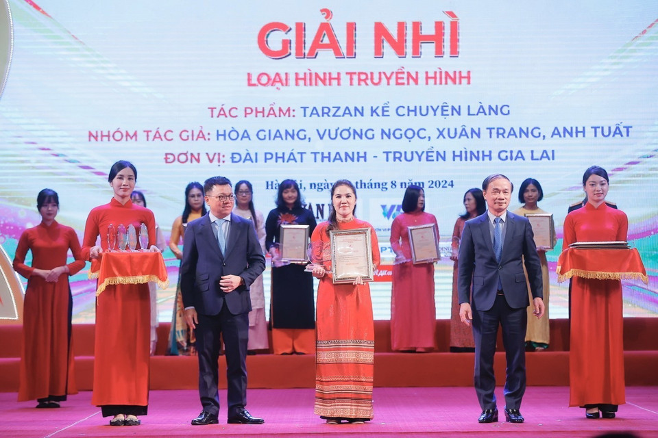 Ban tổ chức trao giải Nhì cho các tác giả đoạt giải. (Ảnh: Minh Quyết/TTXVN)
