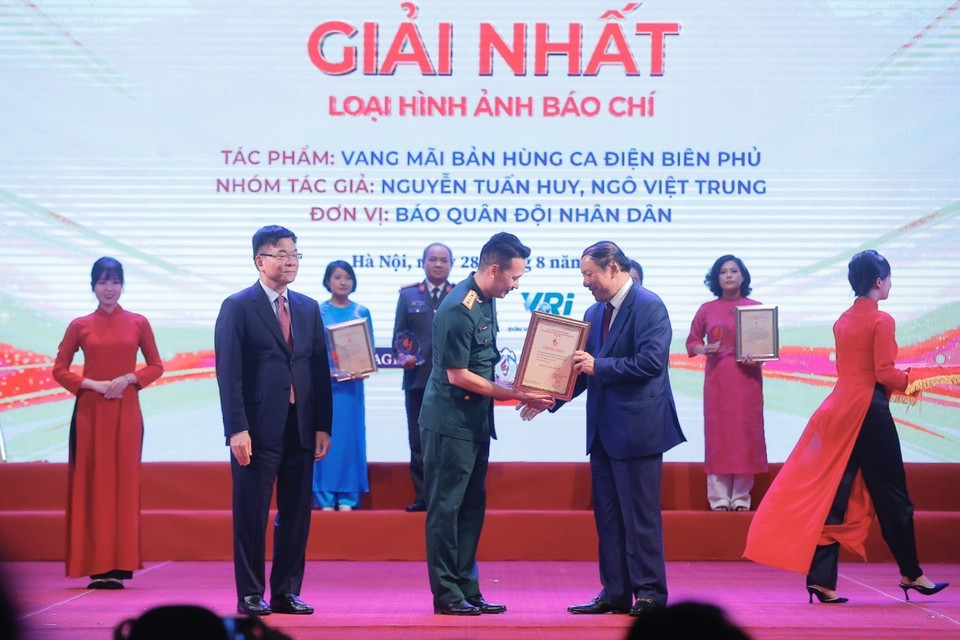 Phó Thủ tướng Lê Thành Long và Bộ trưởng Bộ Văn hóa, Thể thao và Du lịch Nguyễn Văn Hùng trao giải Nhất cho các tác giả, nhóm tác giả đoạt giải. (Ảnh: Minh Quyết/TTXVN)