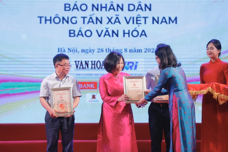 Ban tổ chức trao giải Tập thể cho các đơn vị đoạt giải. (Ảnh: Minh Quyết/ TTXVN)