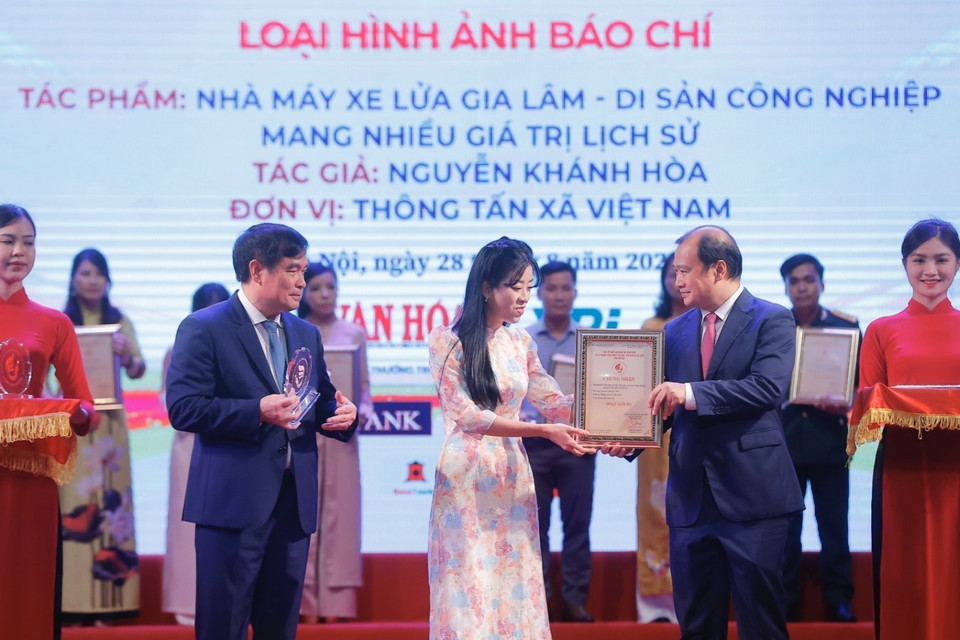 Ban tổ chức trao giải Ba cho tác giả Nguyễn Khánh Hòa thuộc Ban biên tập Ảnh, TTXVN. (Ảnh: Minh Quyết/TTXVN)