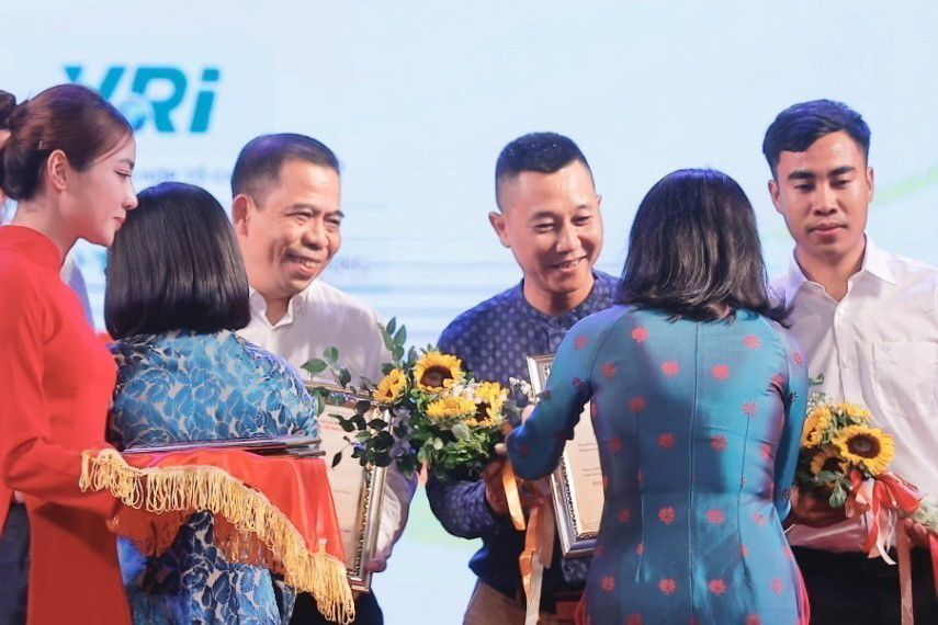 Ban tổ chức trao giải Khuyến khích cho nhóm tác giả Phan Nhật Anh, Lê Thanh Tùng và Lương Tuấn Đức thuộc Ban biên tập Ảnh, TTXVN. (Ảnh: Minh Quyết/TTXVN)
